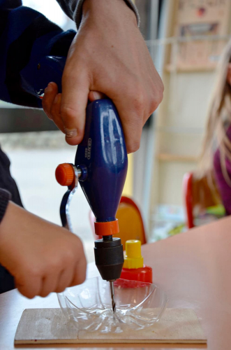 assemblage-fleurartificielle-recyclage-ecole-maternelle