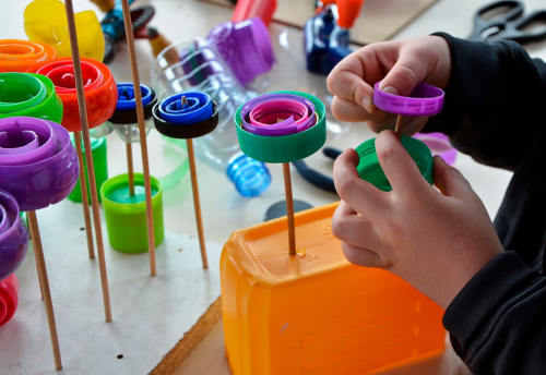 classe-recyclage-plastique-enfance